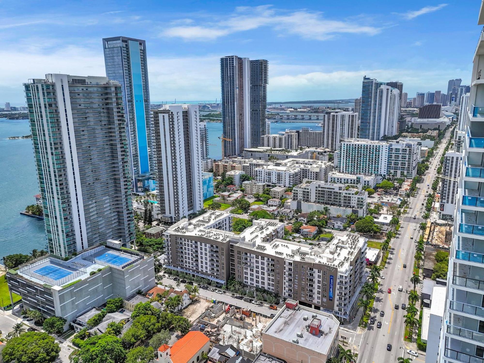 Apartment Luxury 2br With Views On Biscayne Blvd *