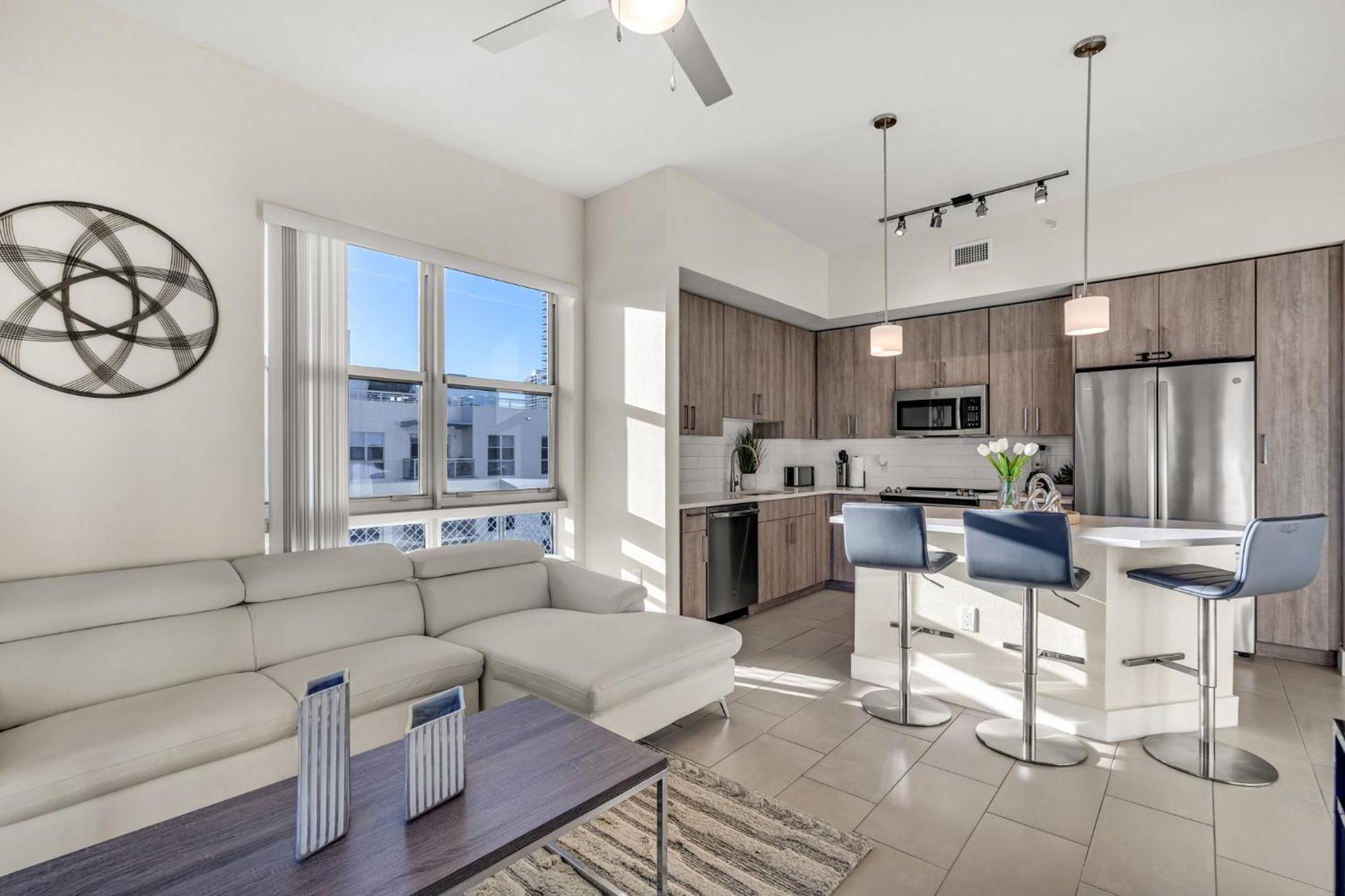 Apartment Luxury 2br With Views On Biscayne Blvd *