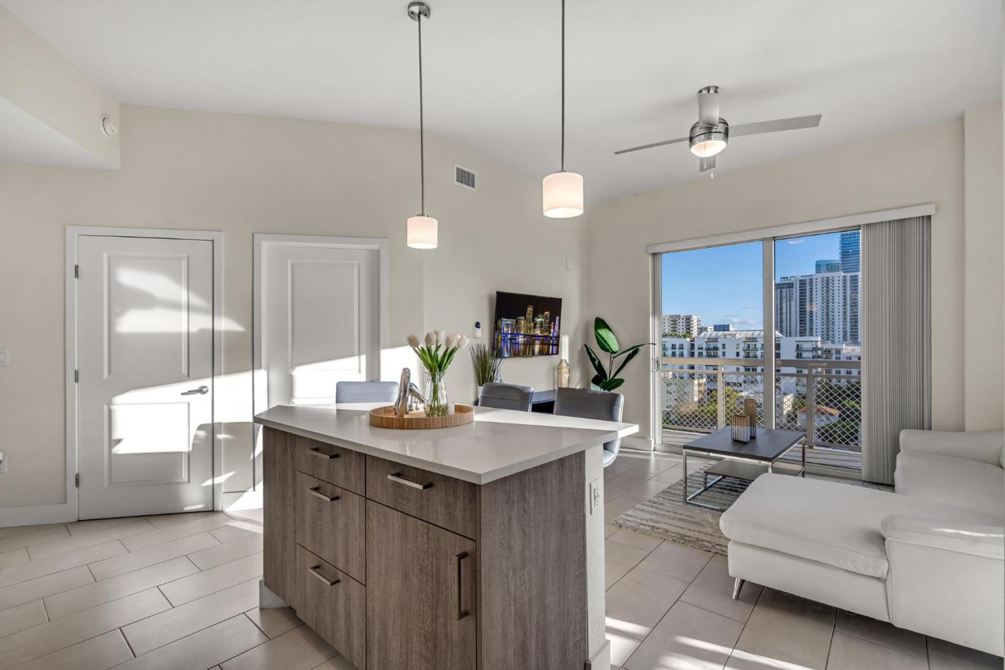Apartment Luxury 2br With Views On Biscayne Blvd *